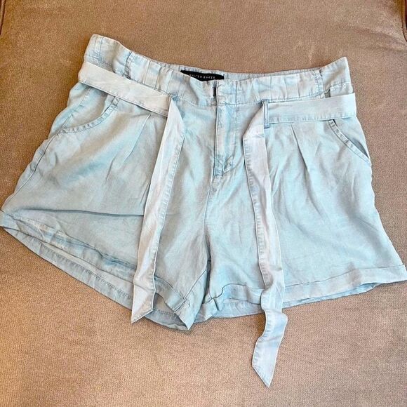 NWT -WALTER BAKER Light wash pleated shorts - Picture 1 of 4